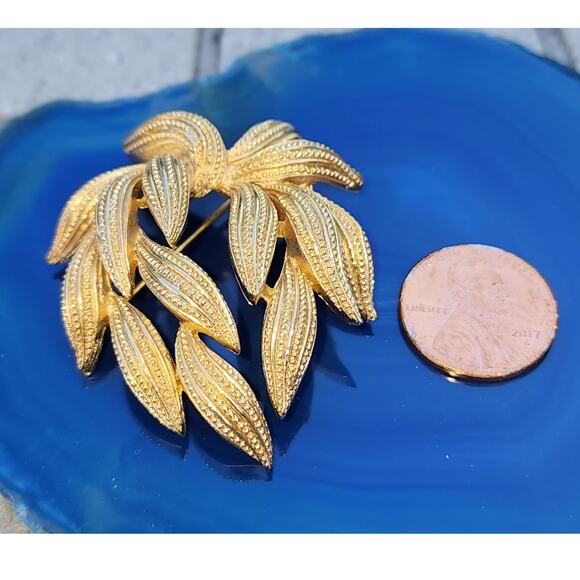 Vintage Signed Crown Trifari Gold Tone Embossed Leaf Brooch Pin - Picture 2 of 8